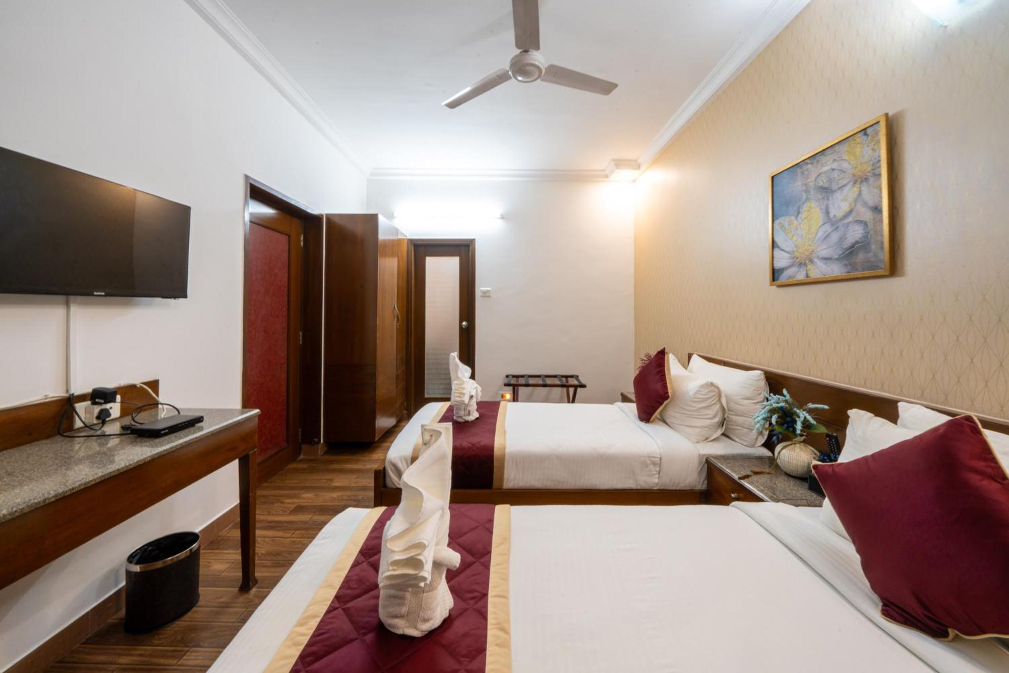 Lords Midtown Suites Bangalore Бангалор Екстериор снимка