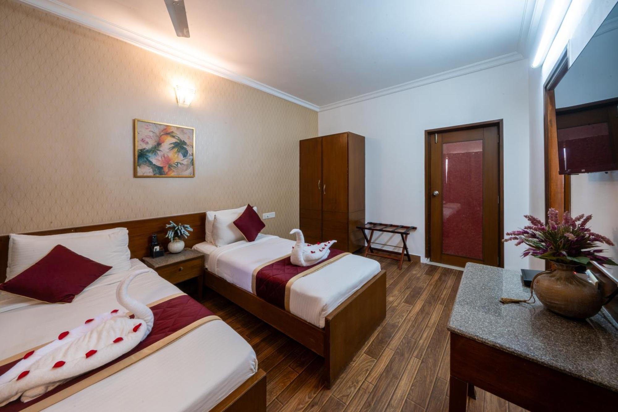 Lords Midtown Suites Bangalore Бангалор Екстериор снимка