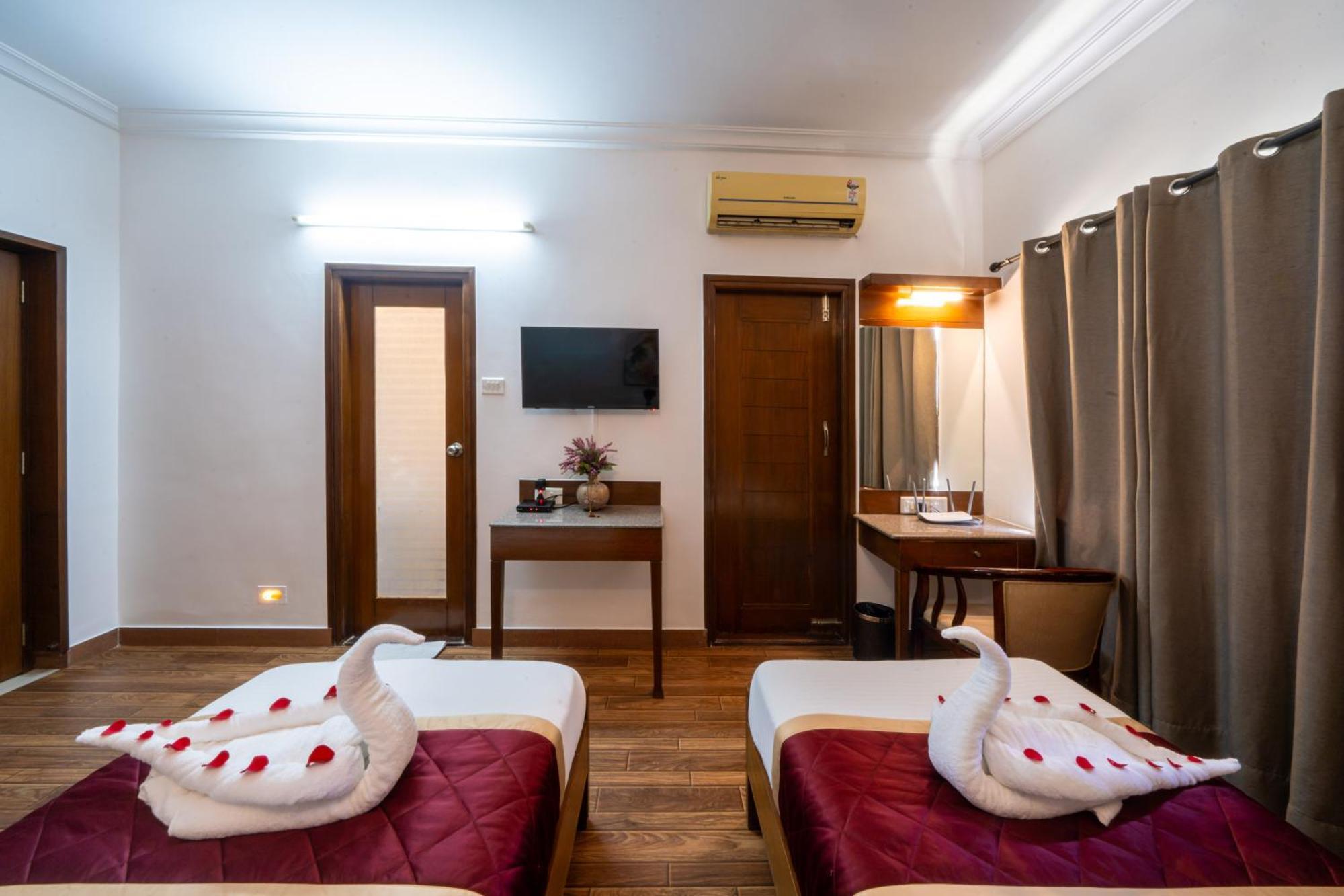 Lords Midtown Suites Bangalore Бангалор Екстериор снимка