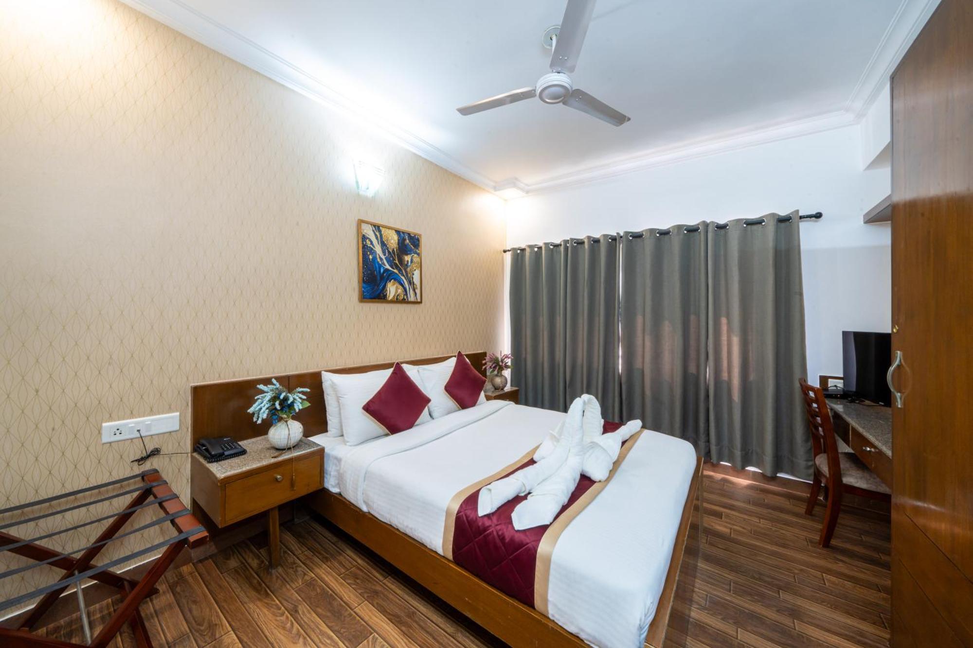 Lords Midtown Suites Bangalore Бангалор Екстериор снимка