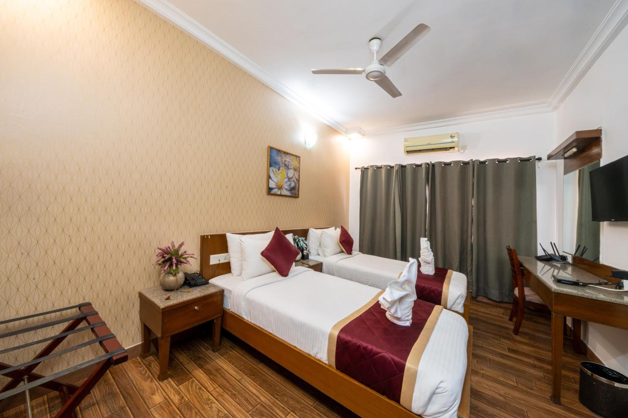 Lords Midtown Suites Bangalore Бангалор Екстериор снимка