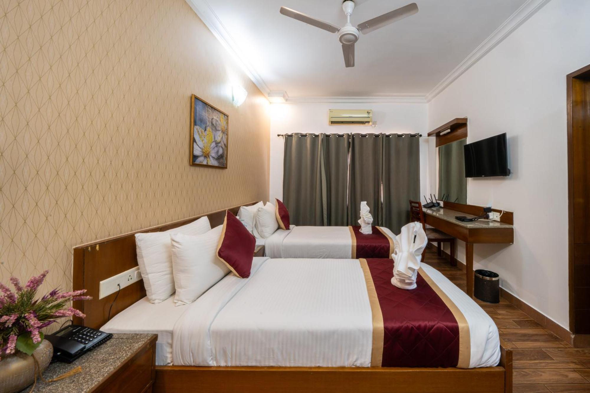 Lords Midtown Suites Bangalore Бангалор Екстериор снимка