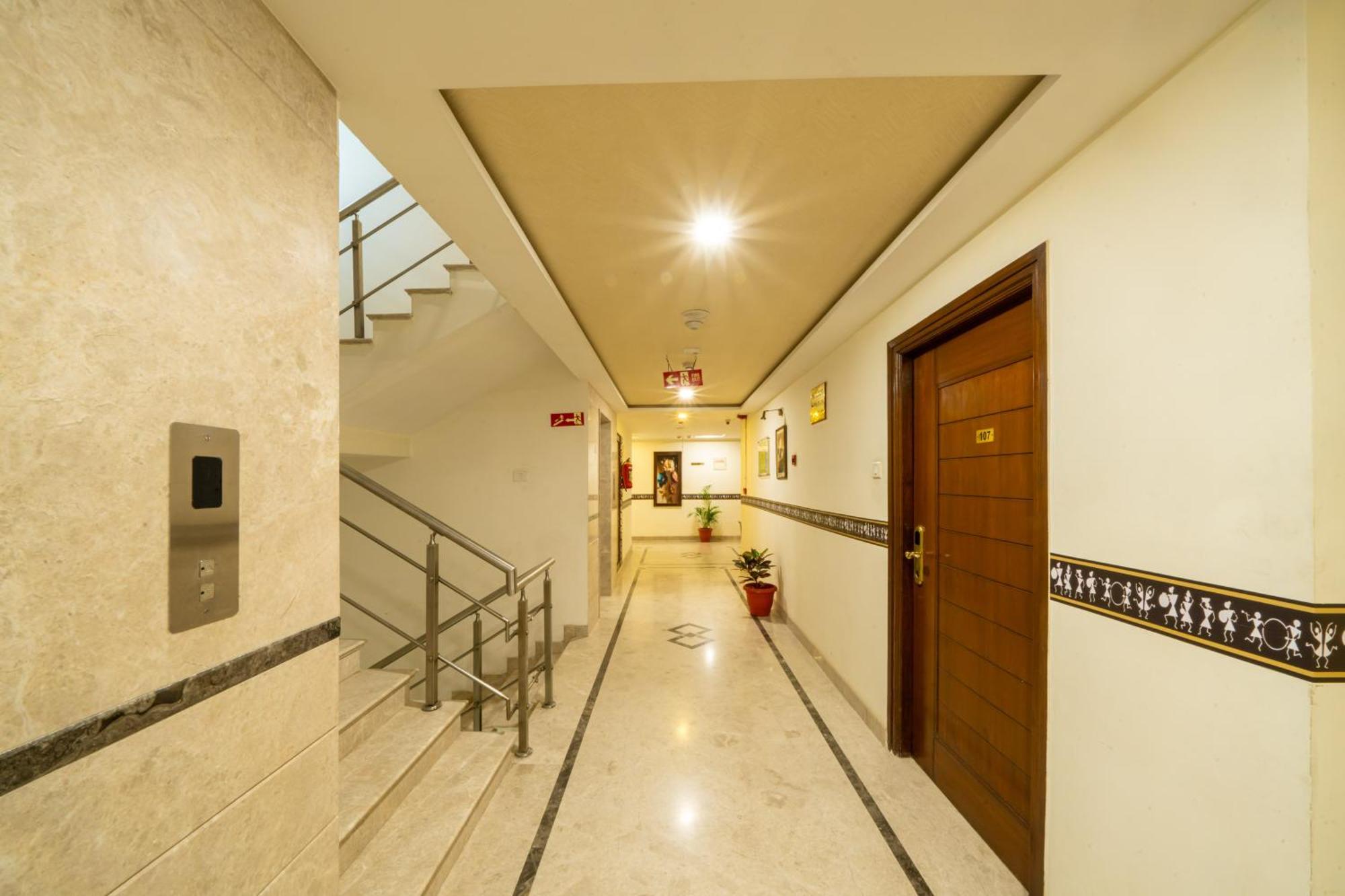 Lords Midtown Suites Bangalore Бангалор Екстериор снимка
