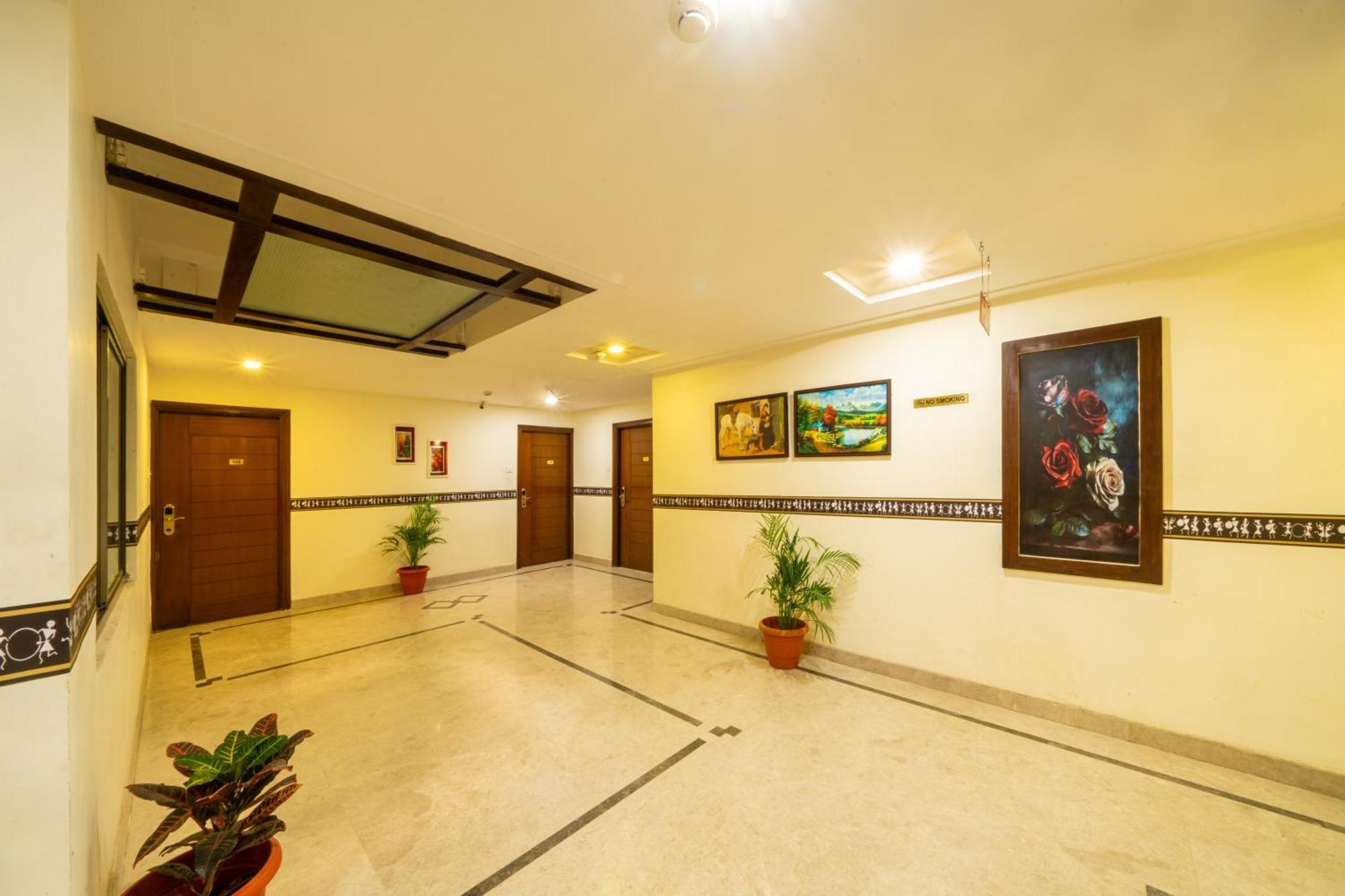 Lords Midtown Suites Bangalore Бангалор Екстериор снимка