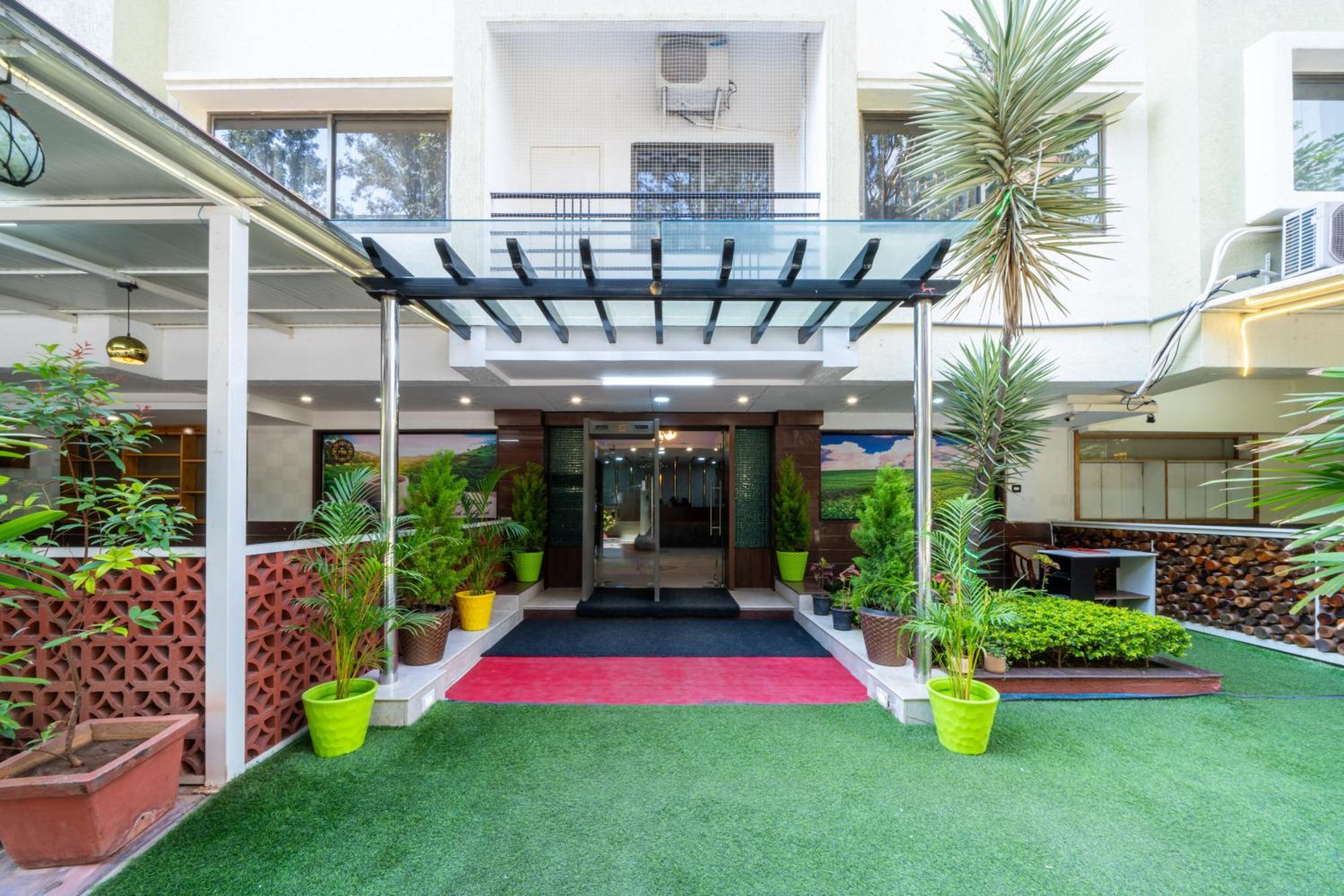 Lords Midtown Suites Bangalore Бангалор Екстериор снимка
