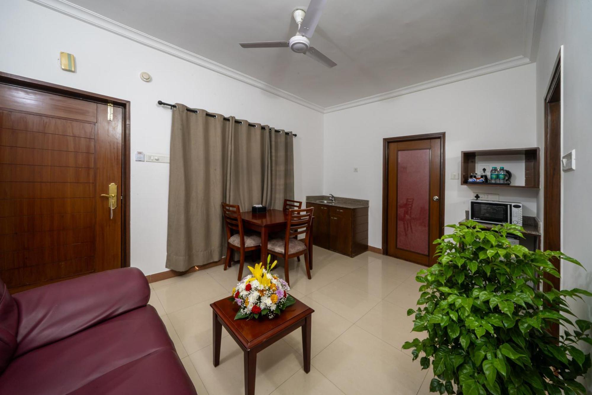 Lords Midtown Suites Bangalore Бангалор Екстериор снимка