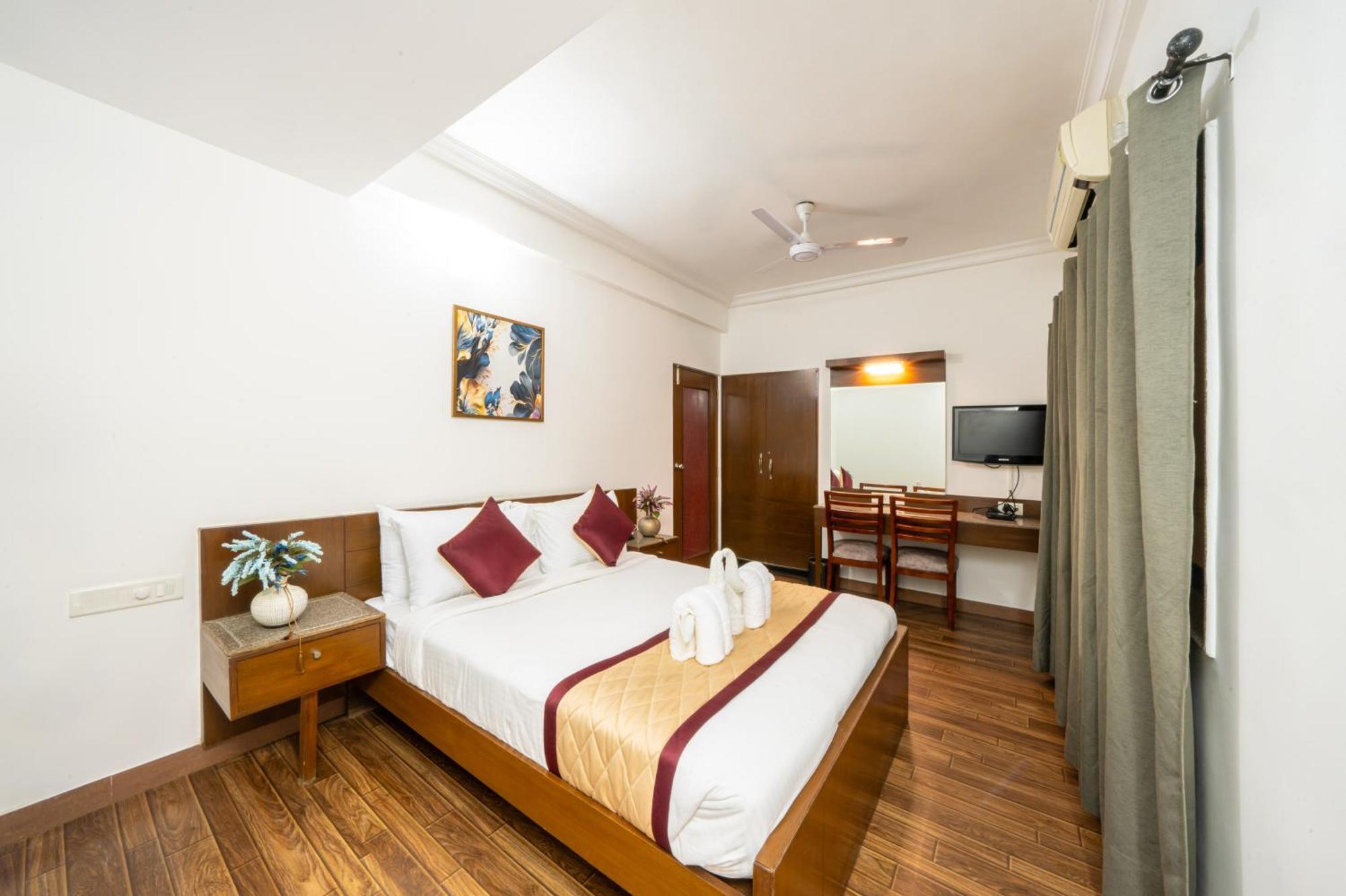 Lords Midtown Suites Bangalore Бангалор Екстериор снимка