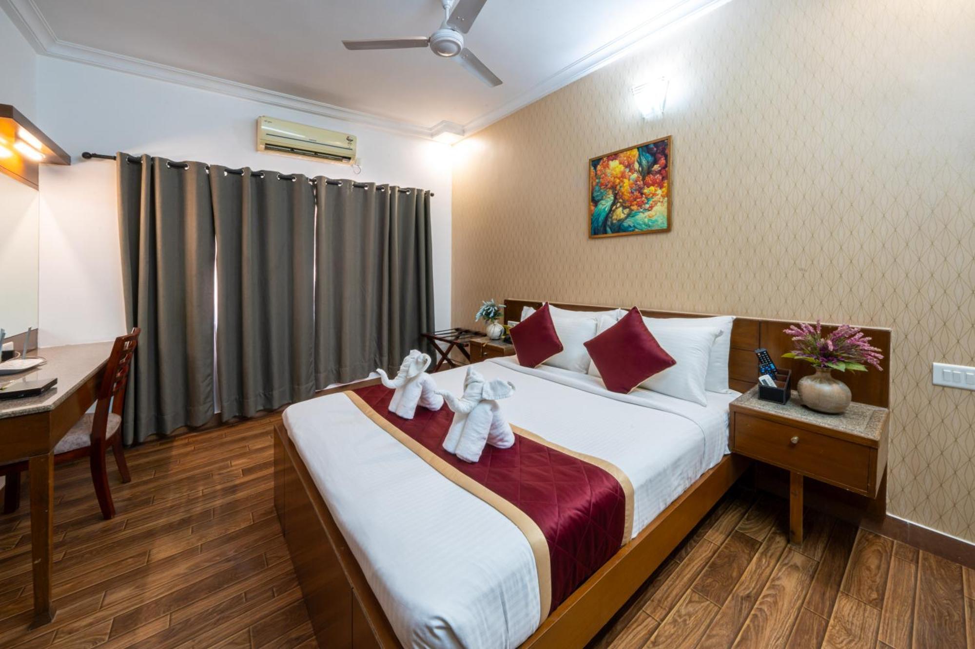 Lords Midtown Suites Bangalore Бангалор Екстериор снимка