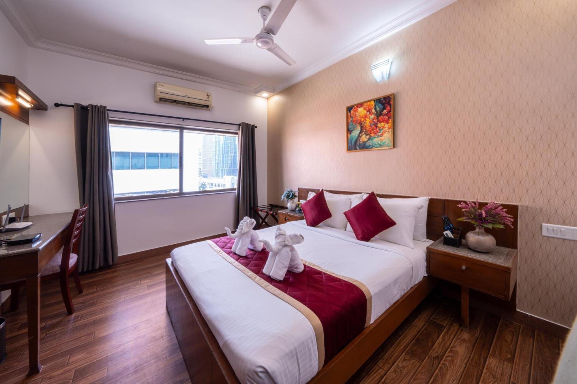 Lords Midtown Suites Bangalore Бангалор Екстериор снимка
