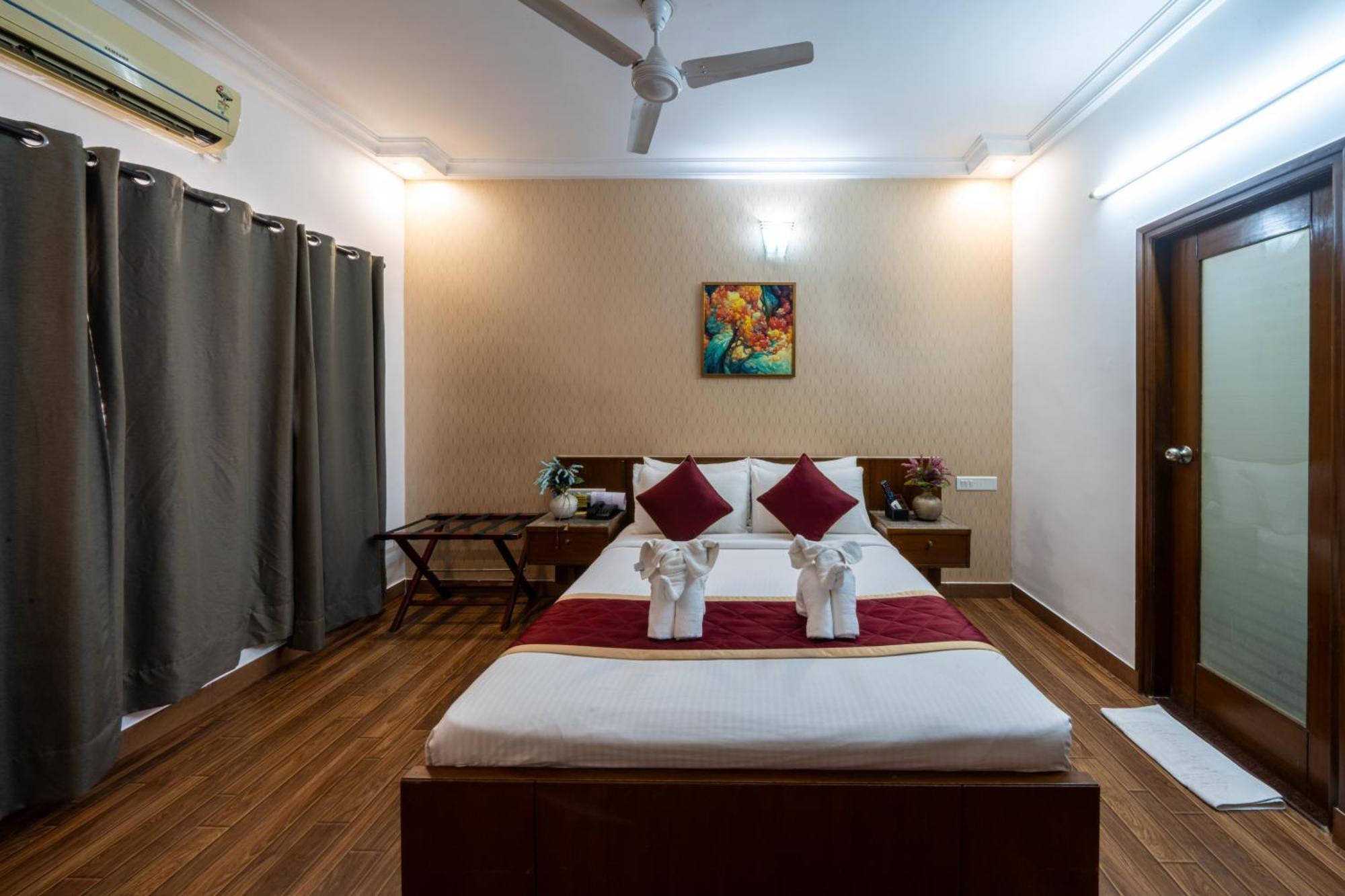 Lords Midtown Suites Bangalore Бангалор Екстериор снимка