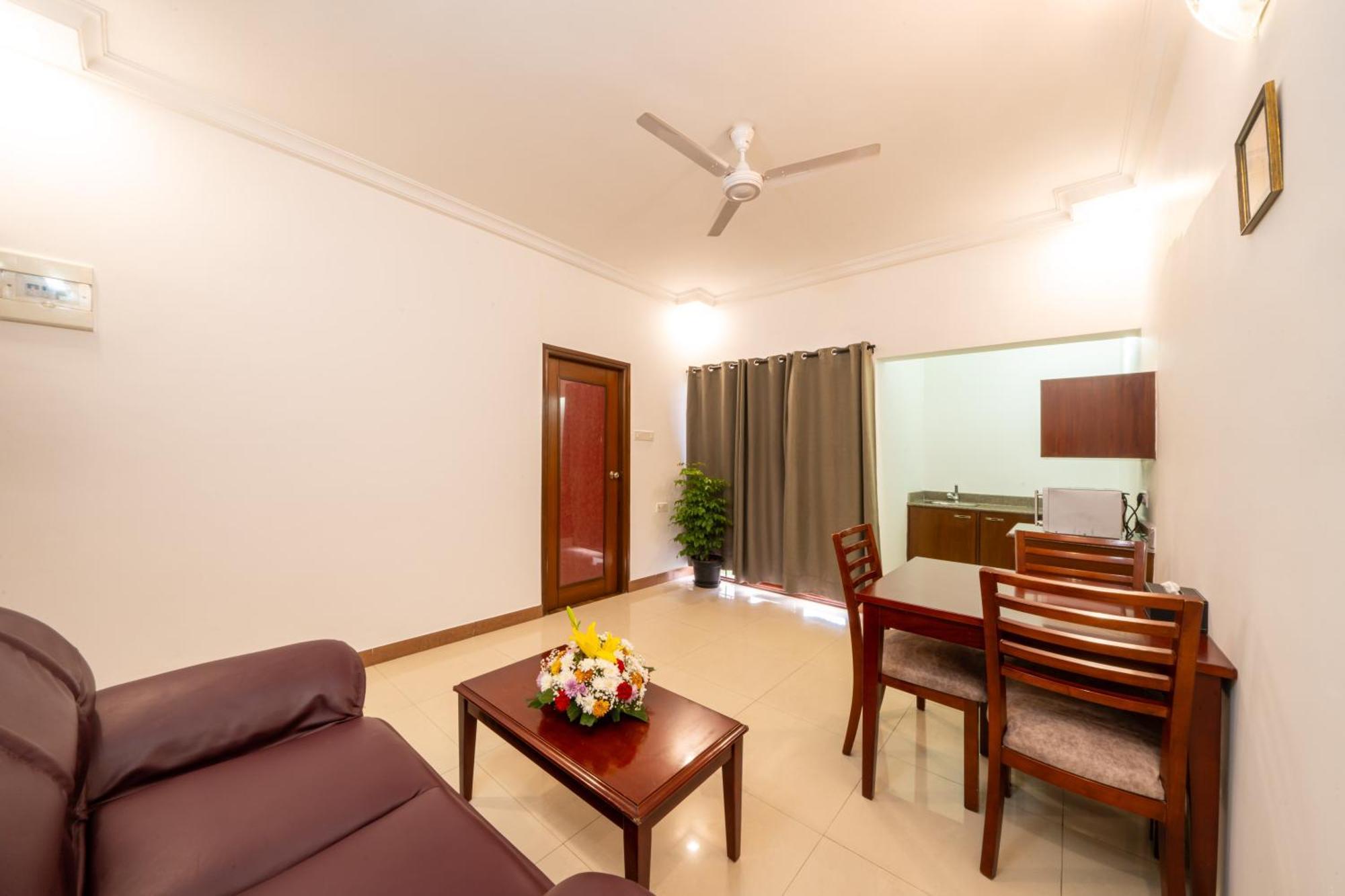 Lords Midtown Suites Bangalore Бангалор Екстериор снимка