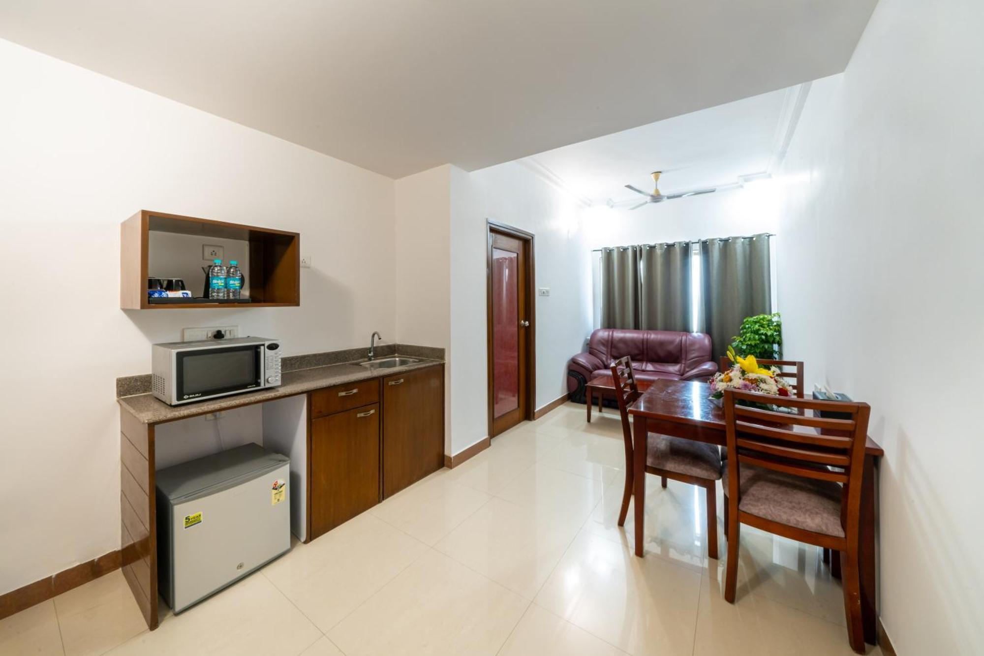 Lords Midtown Suites Bangalore Бангалор Екстериор снимка
