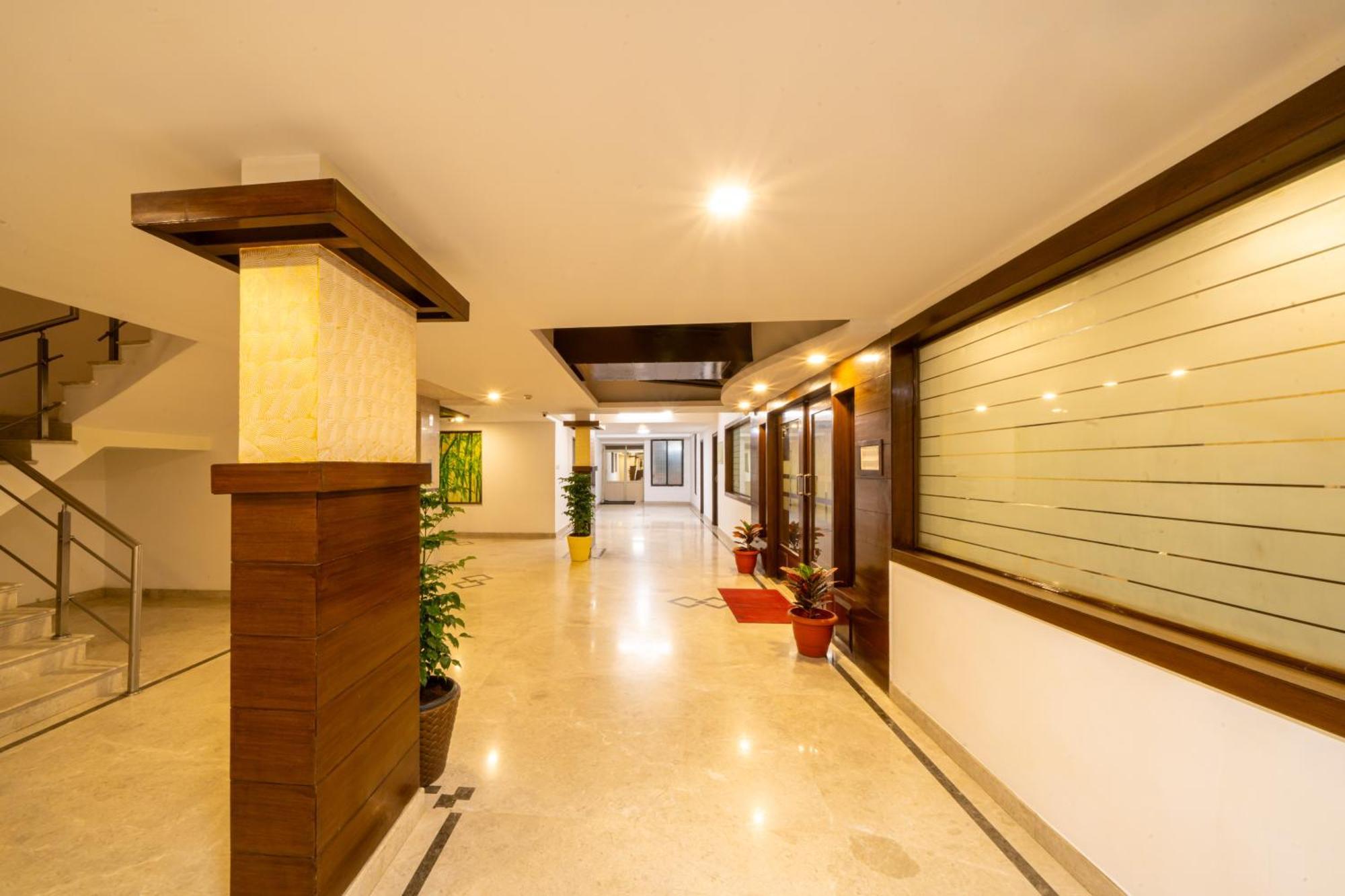Lords Midtown Suites Bangalore Бангалор Екстериор снимка