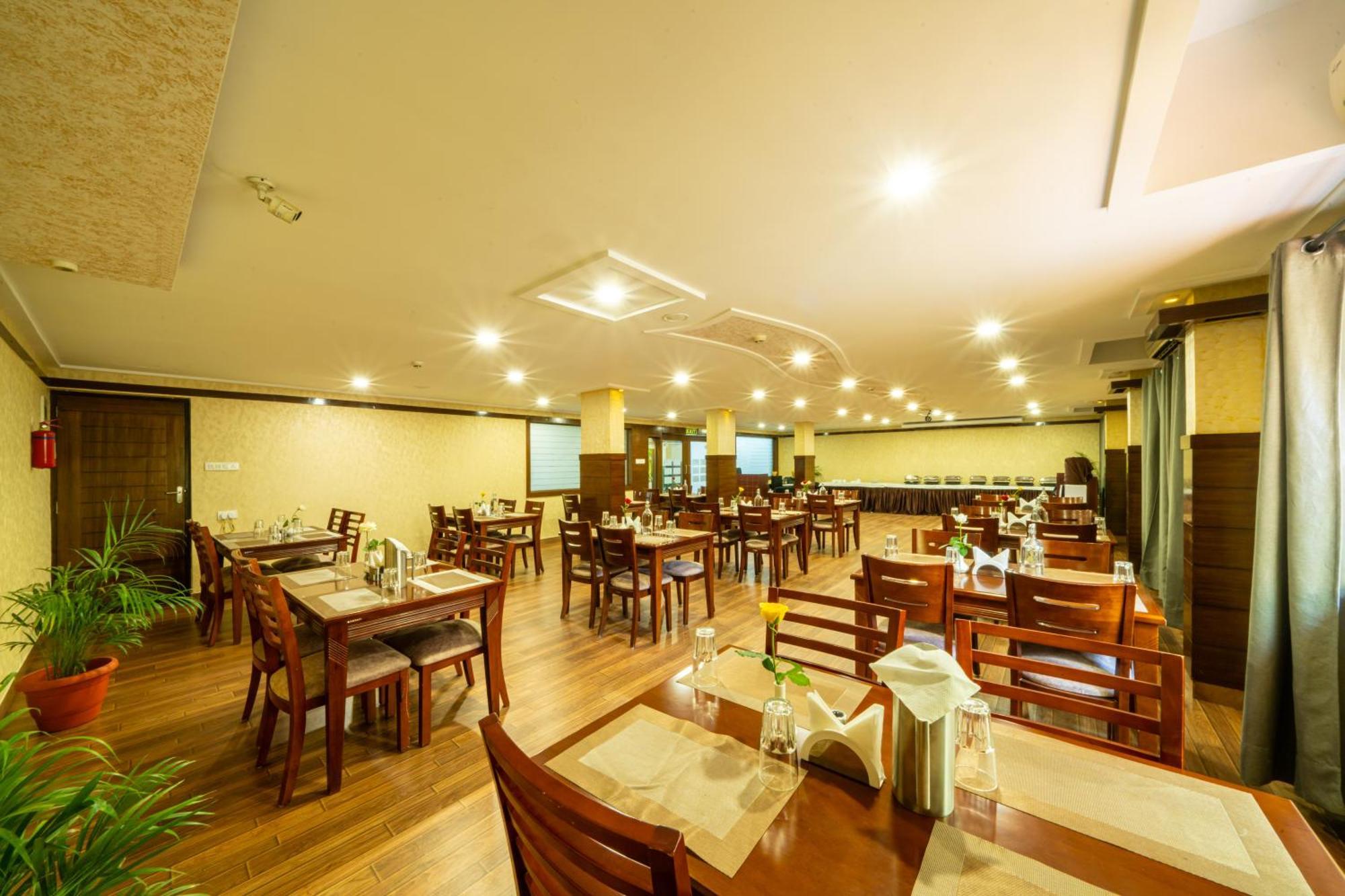 Lords Midtown Suites Bangalore Бангалор Екстериор снимка