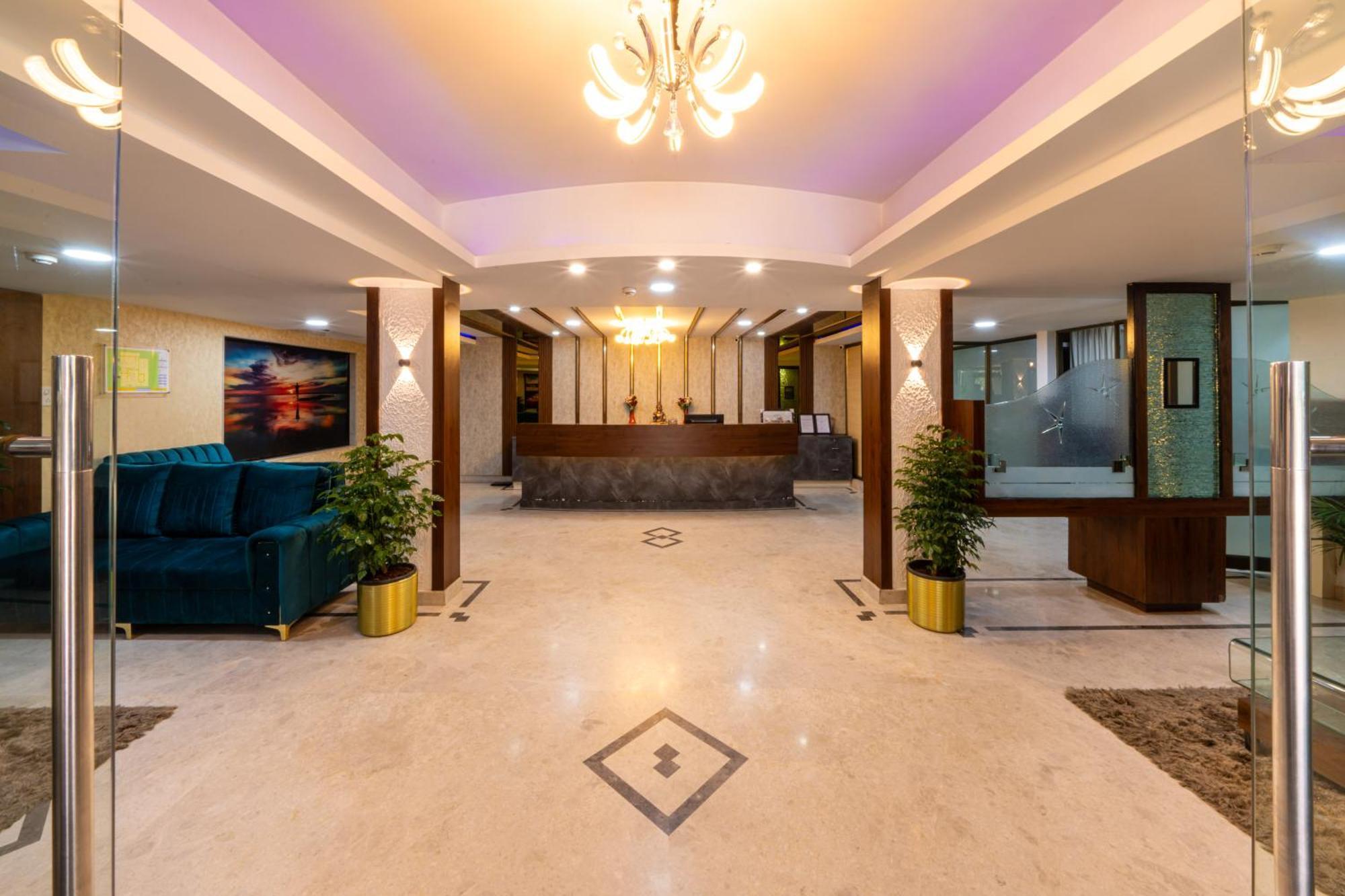 Lords Midtown Suites Bangalore Бангалор Екстериор снимка