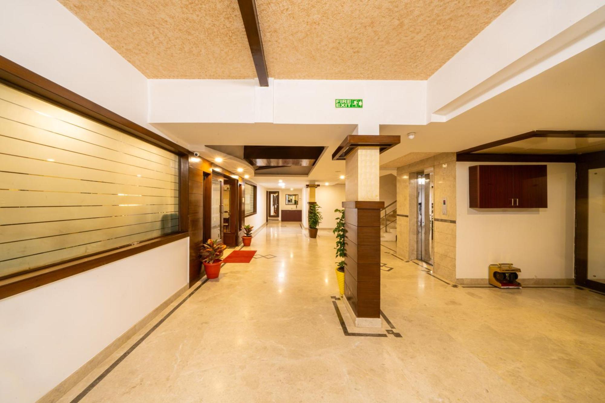Lords Midtown Suites Bangalore Бангалор Екстериор снимка