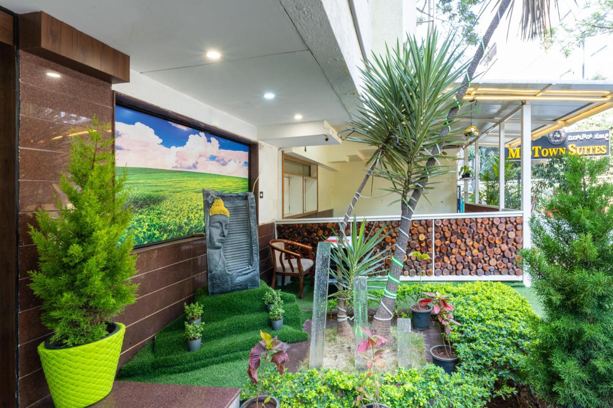 Lords Midtown Suites Bangalore Бангалор Екстериор снимка